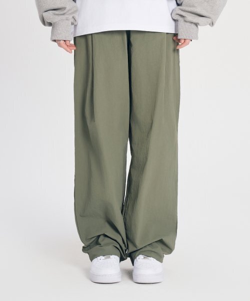 SLOW RECORD HOUSE(スローレコードハウス)の「ナイロンワンタックパンツ_カーキ(スウェットパンツ・レディース・その他・SMALL/MEDIUM/LARGE)」の1枚目の写真
