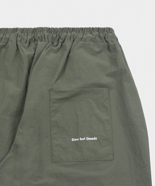 SLOW RECORD HOUSE(スローレコードハウス)の「ナイロンワンタックパンツ_カーキ(スウェットパンツ・レディース・その他・SMALL/MEDIUM/LARGE)」の5枚目の写真