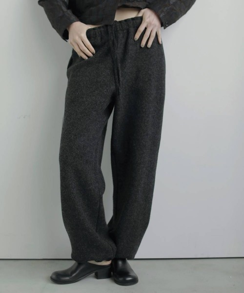 anuke（アンヌーク）の「Wool Drawstring Pants（デニムパンツ・レディース・グレー/チャコールグレー・36inch/38inch）」の2枚目の写真