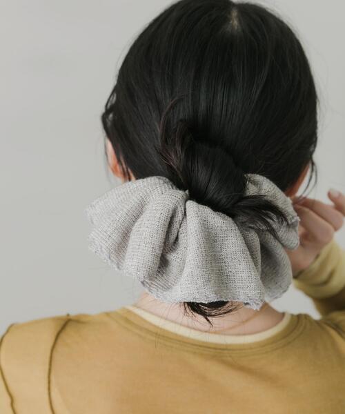 SMELLY（スメリー）の「ニットボリュームシュシュ（シュシュ・レディース・ライトグレー・-）」の2枚目の写真