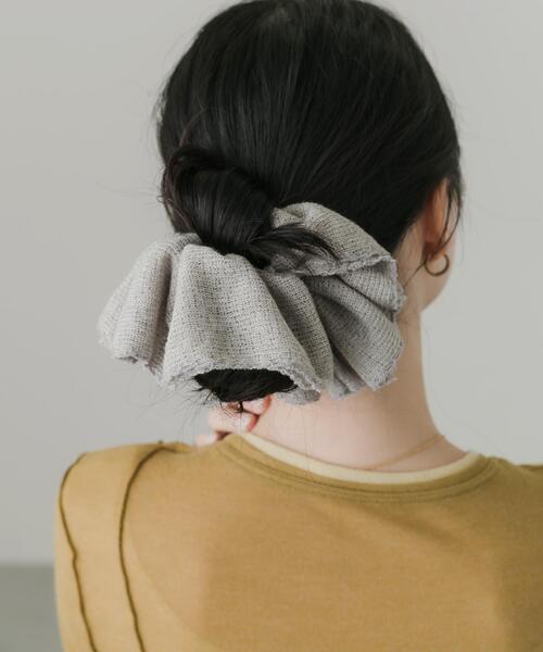 SMELLY（スメリー）の「ニットボリュームシュシュ（シュシュ・レディース・ライトグレー・-）」の4枚目の写真