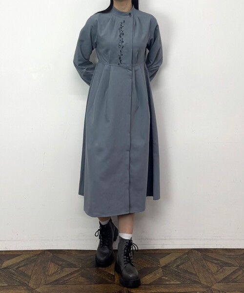 NICOLE CLUB（ニコル　クラブ）の「オリエンタル刺繍ワンピース（ワンピース・レディース・ブラウン/ネイビー/サックスブルー・M）」の3枚目の写真