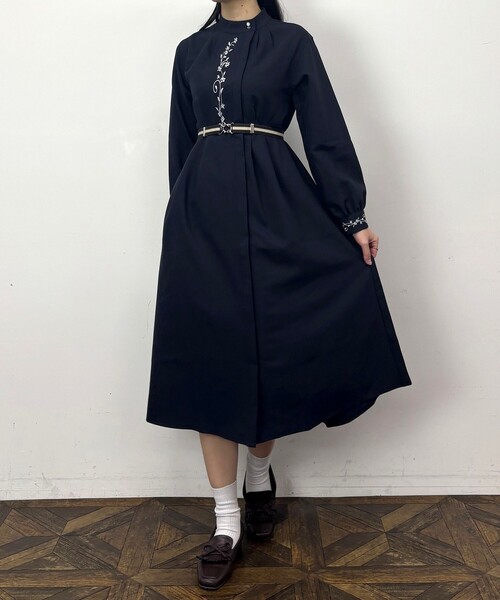 NICOLE CLUB（ニコル　クラブ）の「オリエンタル刺繍ワンピース（ワンピース・レディース・ブラウン/ネイビー/サックスブルー・M）」の4枚目の写真