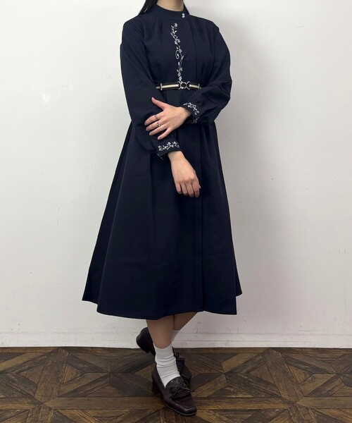 NICOLE CLUB（ニコル　クラブ）の「オリエンタル刺繍ワンピース（ワンピース・レディース・ブラウン/ネイビー/サックスブルー・M）」の6枚目の写真