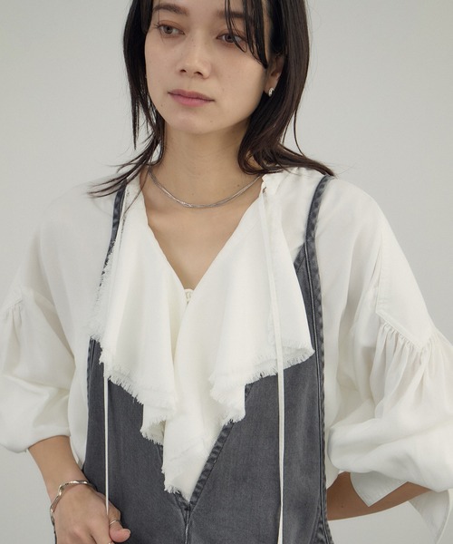 SALON adam et rope'（サロン アダム エ ロペ）の「デニムライクラッフルフリルブラウス（シャツ/ブラウス・レディース・オフホワイト/サックスブルー/ブルー系その他4・FREE）」の2枚目の写真