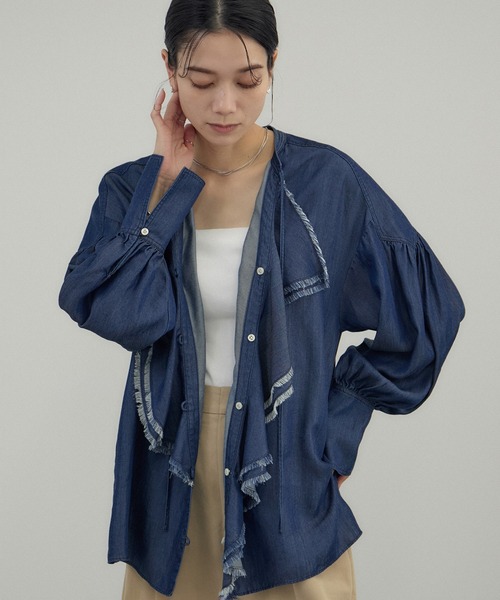 SALON adam et rope'（サロン アダム エ ロペ）の「デニムライクラッフルフリルブラウス（シャツ/ブラウス・レディース・オフホワイト/サックスブルー/ブルー系その他4・FREE）」の4枚目の写真