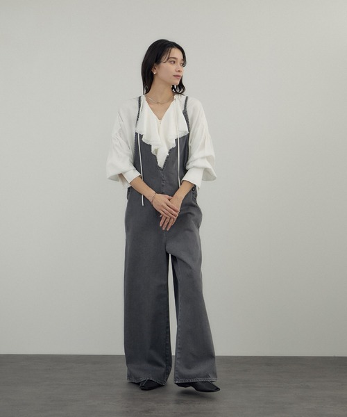 SALON adam et rope'（サロン アダム エ ロペ）の「デニムライクラッフルフリルブラウス（シャツ/ブラウス・レディース・オフホワイト/サックスブルー/ブルー系その他4・FREE）」の5枚目の写真