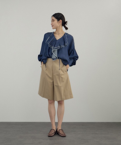 SALON adam et rope'（サロン アダム エ ロペ）の「デニムライクラッフルフリルブラウス（シャツ/ブラウス・レディース・オフホワイト/サックスブルー/ブルー系その他4・FREE）」の6枚目の写真