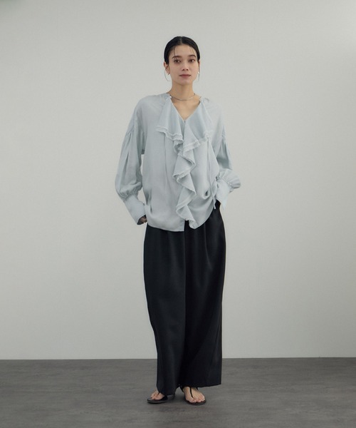 SALON adam et rope'（サロン アダム エ ロペ）の「デニムライクラッフルフリルブラウス（シャツ/ブラウス・レディース・オフホワイト/サックスブルー/ブルー系その他4・FREE）」の7枚目の写真