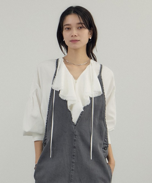 SALON adam et rope'（サロン アダム エ ロペ）の「デニムライクラッフルフリルブラウス（シャツ/ブラウス・レディース・オフホワイト/サックスブルー/ブルー系その他4・FREE）」の9枚目の写真