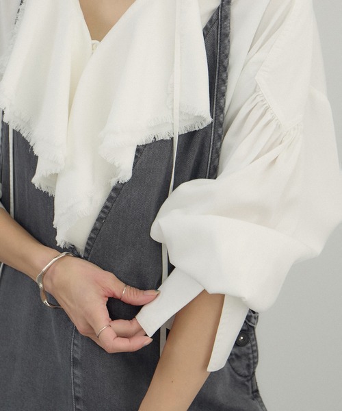 SALON adam et rope'（サロン アダム エ ロペ）の「デニムライクラッフルフリルブラウス（シャツ/ブラウス・レディース・オフホワイト/サックスブルー/ブルー系その他4・FREE）」の10枚目の写真