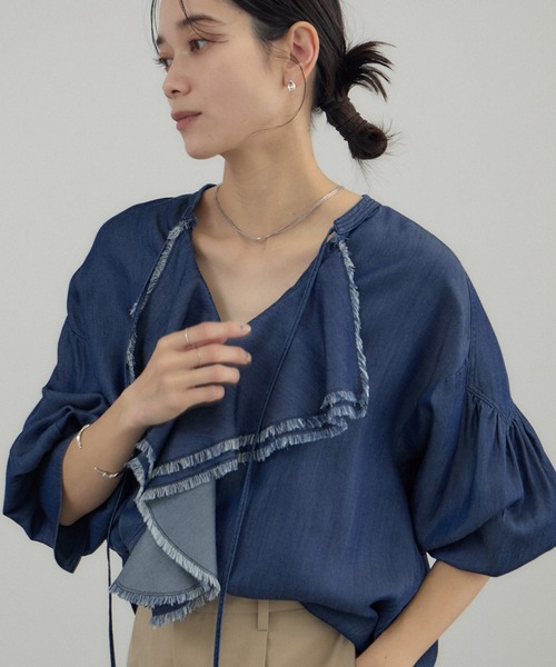 SALON adam et rope'（サロン アダム エ ロペ）の「デニムライクラッフルフリルブラウス（シャツ/ブラウス・レディース・オフホワイト/サックスブルー/ブルー系その他4・FREE）」の12枚目の写真