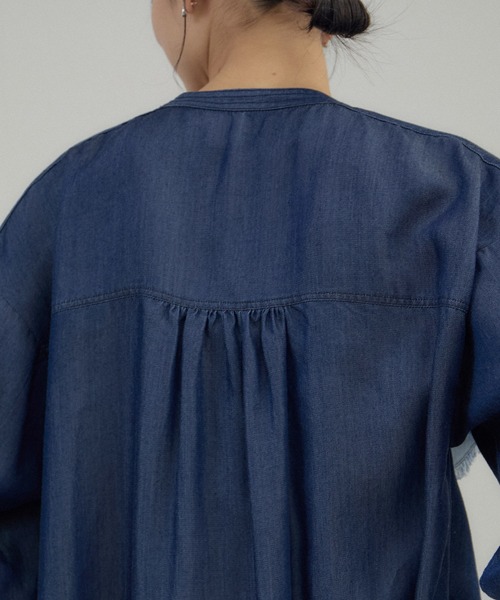 SALON adam et rope'（サロン アダム エ ロペ）の「デニムライクラッフルフリルブラウス（シャツ/ブラウス・レディース・オフホワイト/サックスブルー/ブルー系その他4・FREE）」の14枚目の写真