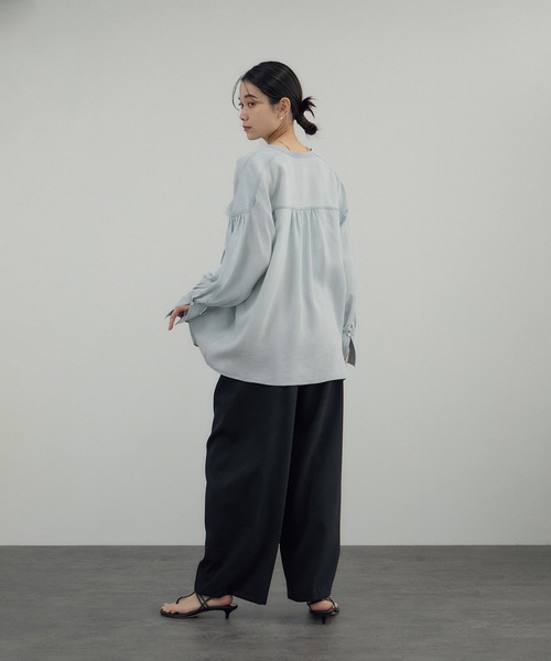 SALON adam et rope'（サロン アダム エ ロペ）の「デニムライクラッフルフリルブラウス（シャツ/ブラウス・レディース・オフホワイト/サックスブルー/ブルー系その他4・FREE）」の15枚目の写真