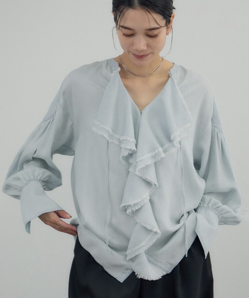SALON adam et rope'（サロン アダム エ ロペ）の「デニムライクラッフルフリルブラウス（シャツ/ブラウス・レディース・オフホワイト/サックスブルー/ブルー系その他4・FREE）」の17枚目の写真