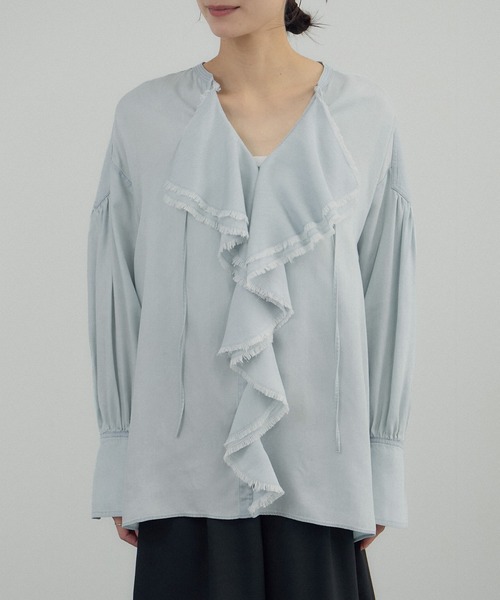 SALON adam et rope'（サロン アダム エ ロペ）の「デニムライクラッフルフリルブラウス（シャツ/ブラウス・レディース・オフホワイト/サックスブルー/ブルー系その他4・FREE）」の19枚目の写真