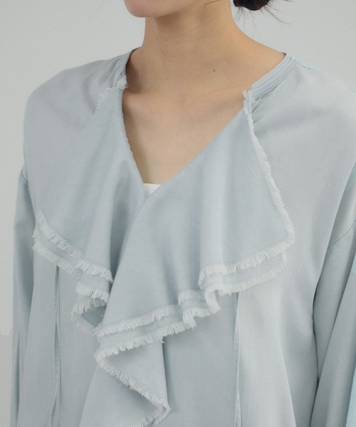 SALON adam et rope'（サロン アダム エ ロペ）の「デニムライクラッフルフリルブラウス（シャツ/ブラウス・レディース・オフホワイト/サックスブルー/ブルー系その他4・FREE）」の22枚目の写真
