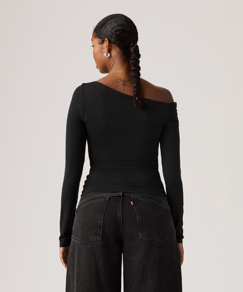 Levi's(リーバイス)の「Levi's/リーバイス クララ オフショルダー ロングスリーブ トップ(Tシャツ/カットソー・レディース・ブラック・M/S/XS)」の2枚目の写真