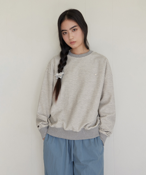 KIIMUIR(キミュア)の「(ウィメンズ) ストライプ スウェットシャツ_グレー(スウェット・レディース・グレー・F)」の1枚目の写真