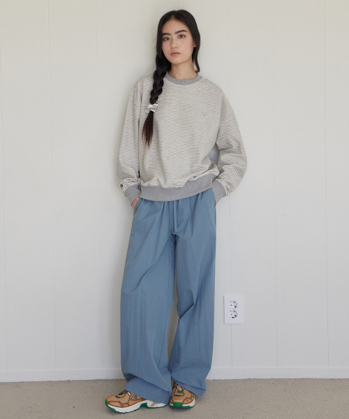 KIIMUIR(キミュア)の「(ウィメンズ) ストライプ スウェットシャツ_グレー(スウェット・レディース・グレー・F)」の2枚目の写真
