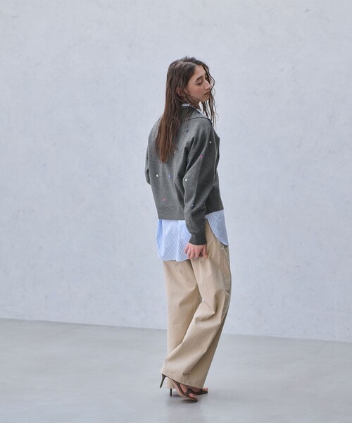 UNITED ARROWS（ユナイテッドアローズ）の「フラワー エンブロイダリー スキッパーニット（ニット/セーター・レディース・ダークグレー/ライム/ダークブラウン/ネイビー・FREE）」の21枚目の写真