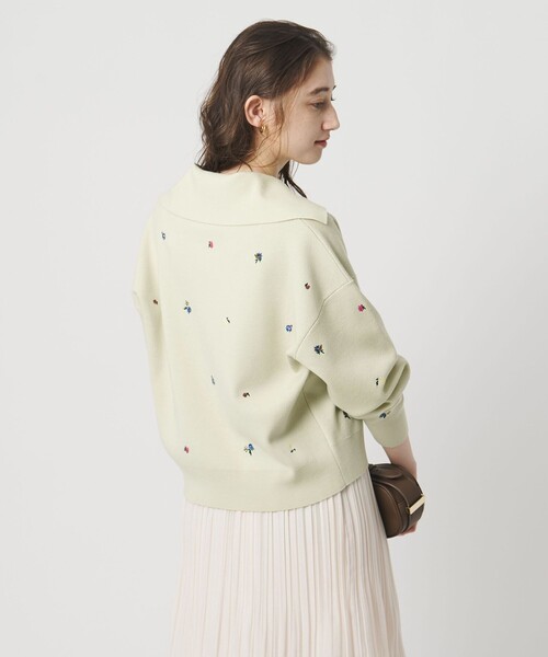 UNITED ARROWS（ユナイテッドアローズ）の「フラワー エンブロイダリー スキッパーニット（ニット/セーター・レディース・ダークグレー/ライム/ダークブラウン/ネイビー・FREE）」の5枚目の写真