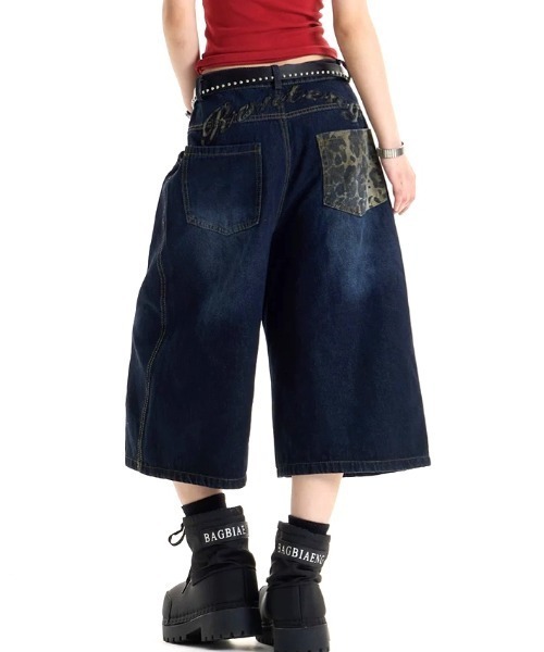 SHEENA(シーナ)の「バックレオパード柄ロゴワイドデニムハーフパンツ(デニムパンツ・レディース・ダークブルー・S/M/L)」の1枚目の写真