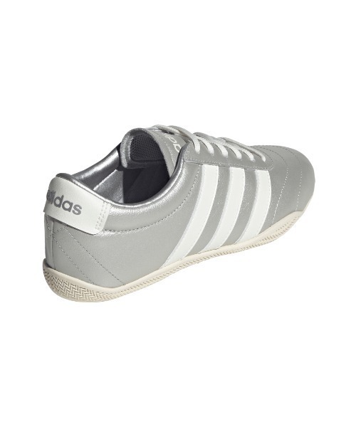 adidas（アディダス）の「アディダス adidas グランドコート ロー（スニーカー・レディース・シルバー・23.0cm/23.5cm/24.0cm/24.5cm/25.0cm）」の2枚目の写真