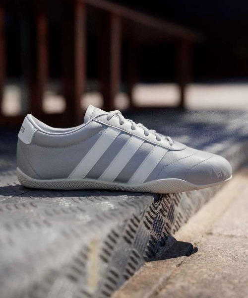 adidas（アディダス）の「アディダス adidas グランドコート ロー（スニーカー・レディース・シルバー・23.0cm/23.5cm/24.0cm/24.5cm/25.0cm）」の8枚目の写真