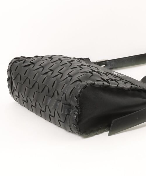 Desigual（デシグアル）の「ブラック編み込みエフェクトレザーミディアムトートバッグ【カードホルダーチャーム付き】（ショルダーバッグ・レディース・ブラック・FREE）」の2枚目の写真