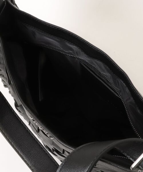 Desigual（デシグアル）の「ブラック編み込みエフェクトレザーミディアムトートバッグ【カードホルダーチャーム付き】（ショルダーバッグ・レディース・ブラック・FREE）」の3枚目の写真