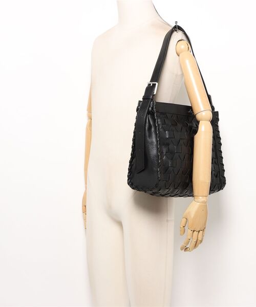 Desigual（デシグアル）の「ブラック編み込みエフェクトレザーミディアムトートバッグ【カードホルダーチャーム付き】（ショルダーバッグ・レディース・ブラック・FREE）」の4枚目の写真