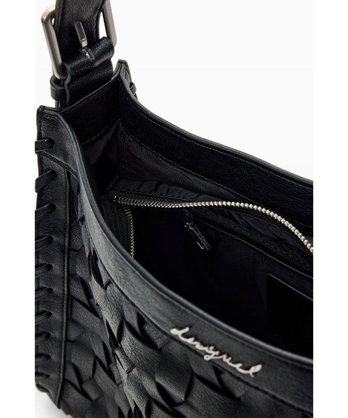 Desigual（デシグアル）の「ブラック編み込みエフェクトレザーミディアムトートバッグ【カードホルダーチャーム付き】（ショルダーバッグ・レディース・ブラック・FREE）」の7枚目の写真