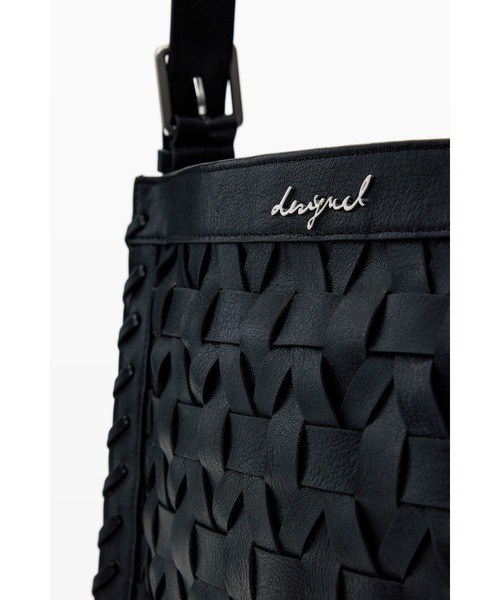 Desigual（デシグアル）の「ブラック編み込みエフェクトレザーミディアムトートバッグ【カードホルダーチャーム付き】（ショルダーバッグ・レディース・ブラック・FREE）」の8枚目の写真