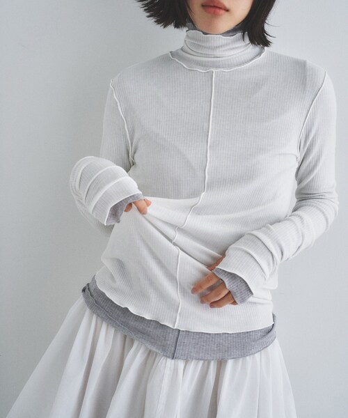 CODE A（コードエー）の「edge-fit ribbed turtleneck（Tシャツ/カットソー・レディース・ライトグレー/ホワイト/ライトブルー・00）」の4枚目の写真