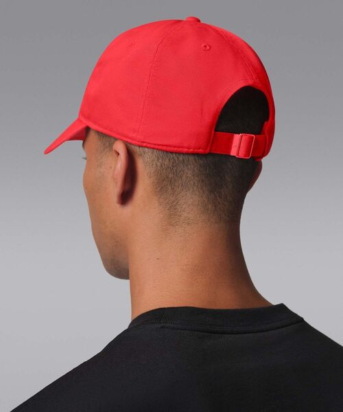 JORDAN BRAND（ジョーダンブランド）の「ジョーダン クラブ キャップ アンストラクチャード アジャスタブル キャップ / Jordan Club Cap Unstructured Adjustable Hat IF8483-673 Chile Red（キャップ・メンズ・レッド・S/M/M/L/L/XL）」の6枚目の写真