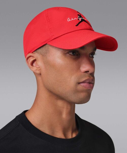 JORDAN BRAND（ジョーダンブランド）の「ジョーダン クラブ キャップ アンストラクチャード アジャスタブル キャップ / Jordan Club Cap Unstructured Adjustable Hat IF8483-673 Chile Red（キャップ・メンズ・レッド・S/M/M/L/L/XL）」の5枚目の写真
