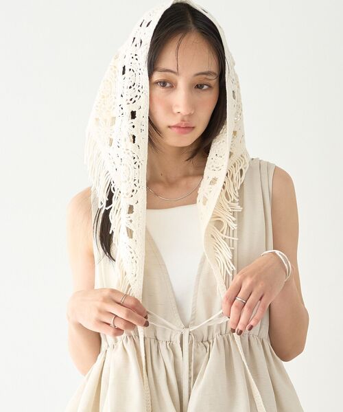 earth music&ecology(アースミュージックアンドエコロジー)の「マルチクロシェスカーフ(バンダナ/スカーフ・レディース・ブラック/アイボリー・FREE)」の3枚目の写真