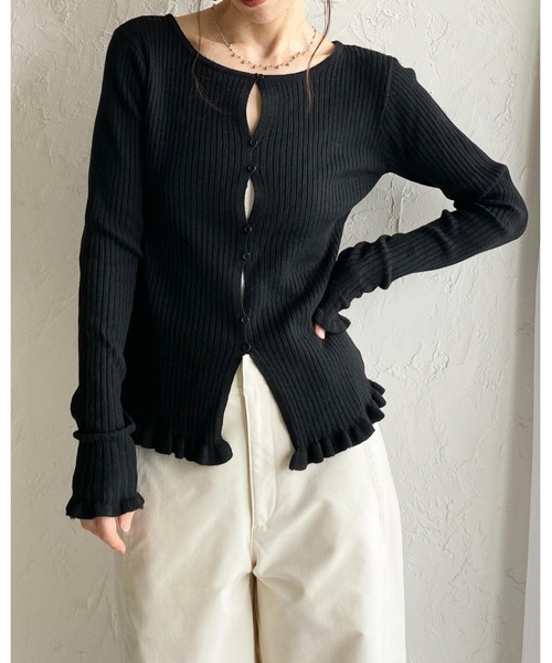 She's Closet(シーズクローゼット)の「ショート丈長袖 フロントホール ボタンデザイン フリルリブニットカーディガン(カーディガン/ボレロ・レディース・ブラック/アイボリー・FREE)」の7枚目の写真