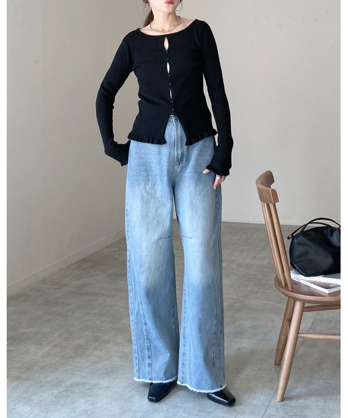 She's Closet(シーズクローゼット)の「ショート丈長袖 フロントホール ボタンデザイン フリルリブニットカーディガン(カーディガン/ボレロ・レディース・ブラック/アイボリー・FREE)」の21枚目の写真