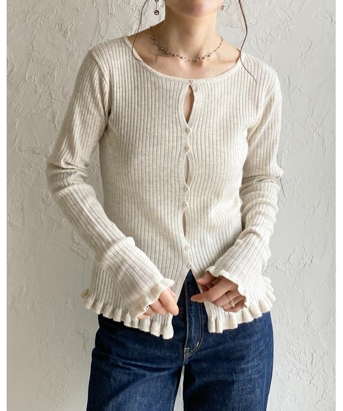 She's Closet(シーズクローゼット)の「ショート丈長袖 フロントホール ボタンデザイン フリルリブニットカーディガン(カーディガン/ボレロ・レディース・ブラック/アイボリー・FREE)」の9枚目の写真