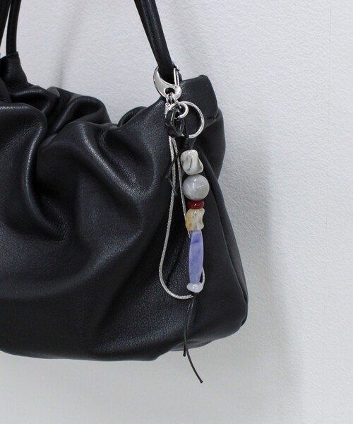 fredy emue（フレディエミュ）の「アソートストーンチャーム（チャーム・レディース・グリーン系その他3/ブラック系その他3・FREE）」の2枚目の写真