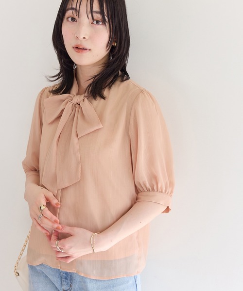 VIS(ビス)の「ラメ楊柳ボウタイブラウス(シャツ/ブラウス・レディース・ベージュ/ホワイト系その他/グレー系その他/オフホワイト・FREE)」の6枚目の写真
