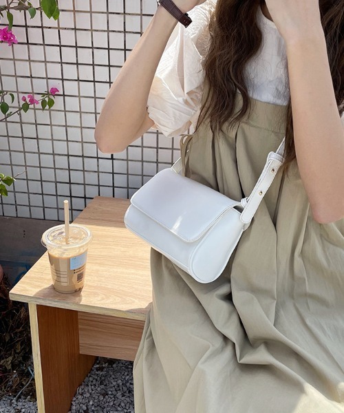 mebole(メボレ)の「Round Square Daily Bag(ショルダーバッグ・レディース・アイボリー/イエロー/ブラック/ブラウン・FREE)」の2枚目の写真