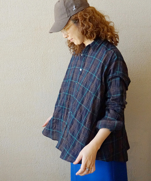 JOURNAL STANDARD LUXE（ジャーナルスタンダード　ラックス）の「シャーリングチェック レギュラーカラーBigシャツ（シャツ/ブラウス・レディース・ネイビー/ブラウン・FREE）」の2枚目の写真