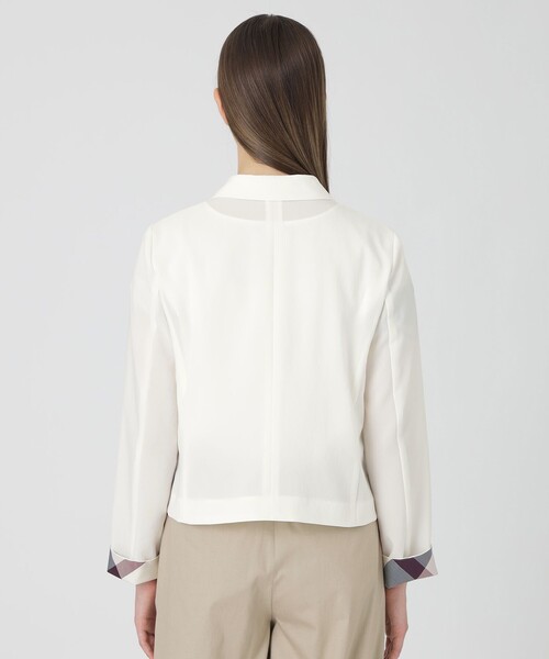 BLUE LABEL CRESTBRIDGE(ブルーレーベルクレストブリッジ)の「【接触冷感】【吸水速乾】【防シワ】ショートジャケット(テーラードジャケット・レディース・ブラック/オフホワイト・36/38)」の6枚目の写真