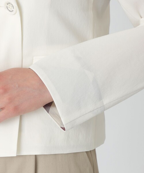 BLUE LABEL CRESTBRIDGE(ブルーレーベルクレストブリッジ)の「【接触冷感】【吸水速乾】【防シワ】ショートジャケット(テーラードジャケット・レディース・ブラック/オフホワイト・36/38)」の7枚目の写真