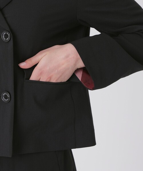 BLUE LABEL CRESTBRIDGE(ブルーレーベルクレストブリッジ)の「【接触冷感】【吸水速乾】【防シワ】ショートジャケット(テーラードジャケット・レディース・ブラック/オフホワイト・36/38)」の14枚目の写真