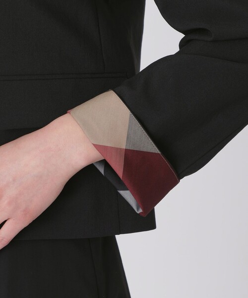 BLUE LABEL CRESTBRIDGE(ブルーレーベルクレストブリッジ)の「【接触冷感】【吸水速乾】【防シワ】ショートジャケット(テーラードジャケット・レディース・ブラック/オフホワイト・36/38)」の15枚目の写真