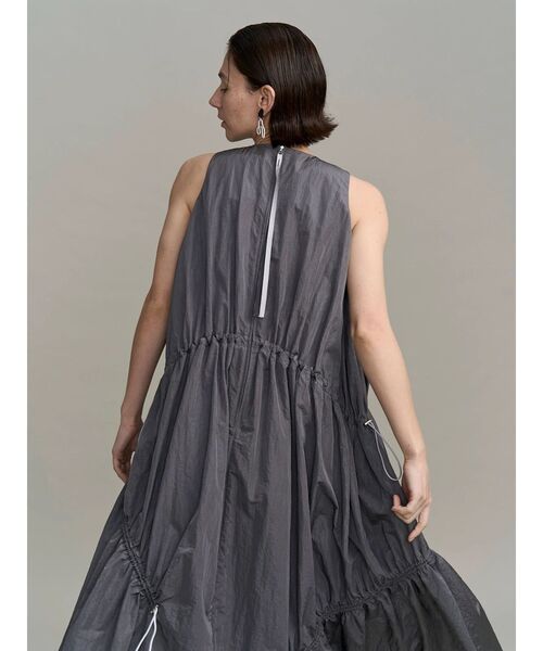 UN3D.(アンスリード)の「DRAWSTRING A-LINE OP(ワンピース・レディース・ブラック/ターコイズブルー/グレー・38/36)」の11枚目の写真